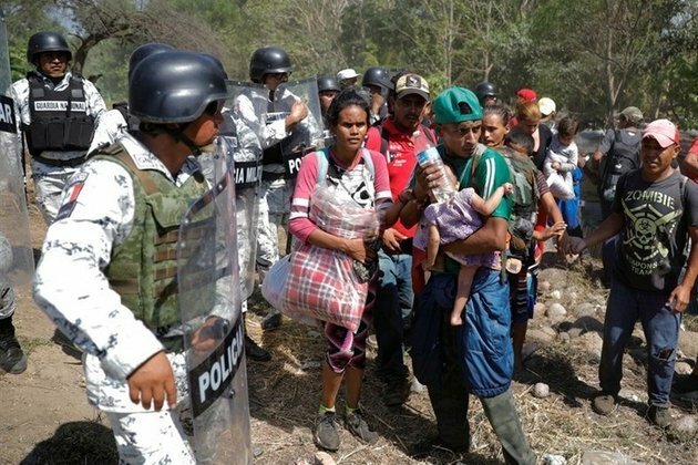 Dozens of Migrants Arrive at US-Mexico Border