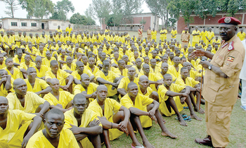 Akulira amakomera Dr. Byabashaija ng’ayogera eri abasibe e Mbale. Akulira amakomera Dr. Byabashaija ng’ayogera eri abasibe e Mbale.