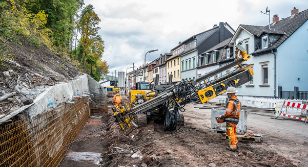 For the expansion of Trippstadter Strasse in Kaiserslautern, Spesa carries out extensive slope safeguarding measures with dismantling and railway embankment reinforcement