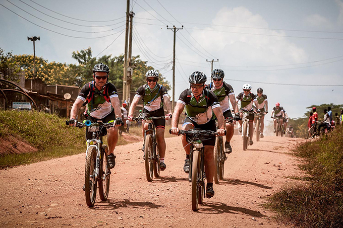 he cyclists going through one of the villages during the frica lassic hoto by ppo arsijns