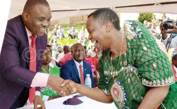 Lukwago (ku kkono) ng’abuuza ku Nambooze (ku ddyo) mu lukuhhaana. Lukwago (ku kkono) ng’abuuza ku Nambooze (ku ddyo) mu lukuhhaana.