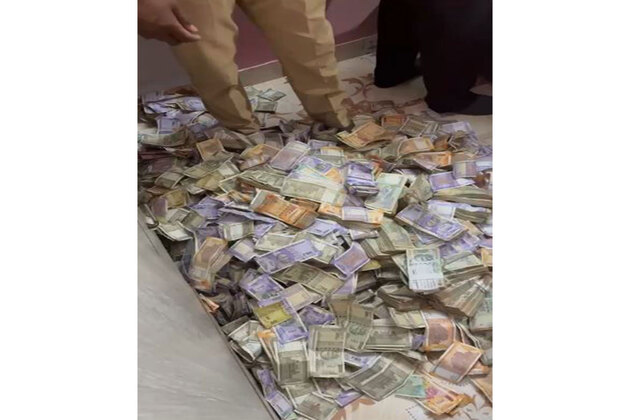 Maharashtra: Pune Police seizes over Rs 1 crore cash in Kondhwa prohibition raid; three booked