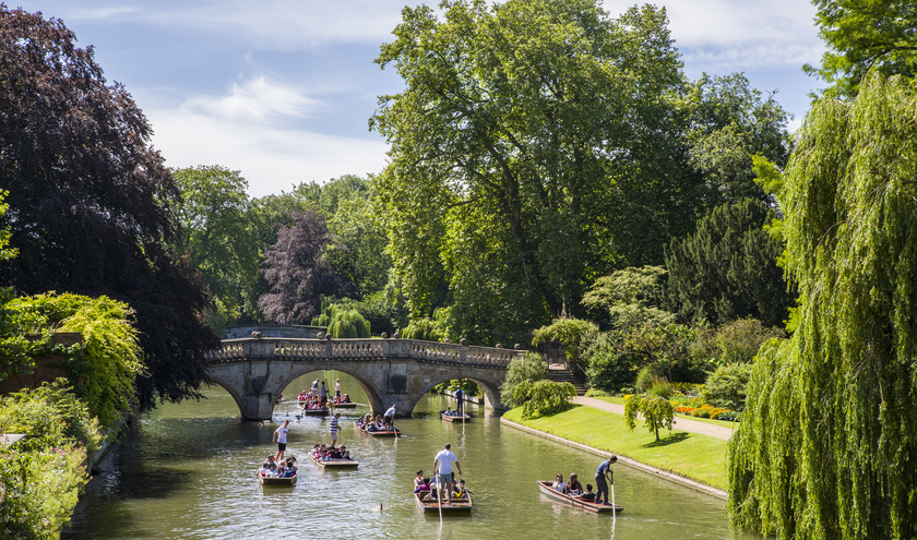 A picturesque view of Clare Bridge over the River Cam in Cambridge © chrisdorney/shutterstock.com