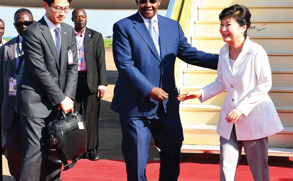 Minisita Sam Kuteesa ng’ayaniriza Park Geun-hye ku kisaawe e Ntebe . Minisita Sam Kuteesa ng’ayaniriza Park Geun-hye ku kisaawe e Ntebe .