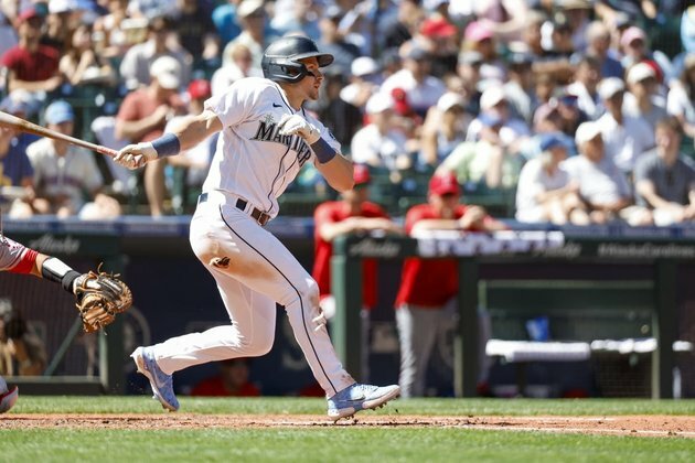 Mariners desperate to avoid sweep in Oakland