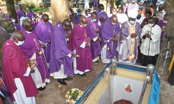 Ssaabasumba Lwanga (owookubiri ku ddyo) n'abakulu abalala mu Klezia nga baziika Fr. Lumanyika e Lubaga. Ssaabasumba Lwanga (owookubiri ku ddyo) n'abakulu abalala mu Klezia nga baziika Fr. Lumanyika e Lubaga.
