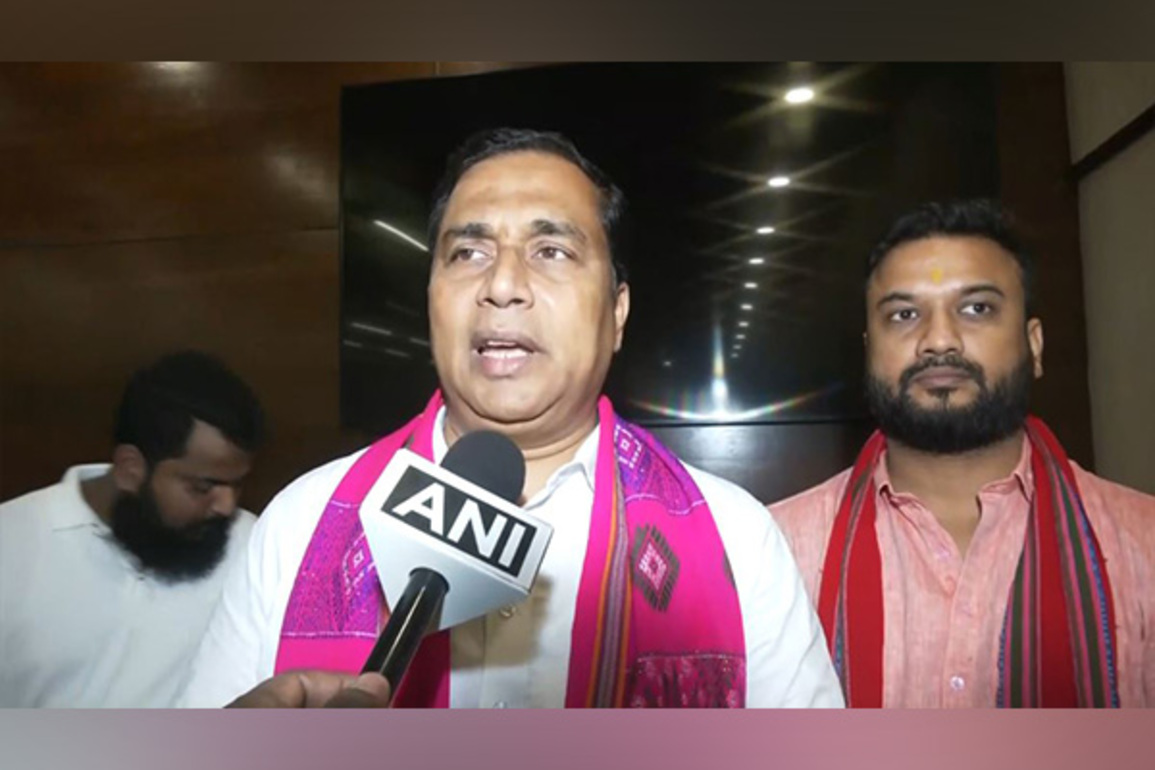 Assam CM visits Barak Valley; Minister Jayanta Mallabaruah says, "Flood situation improving"