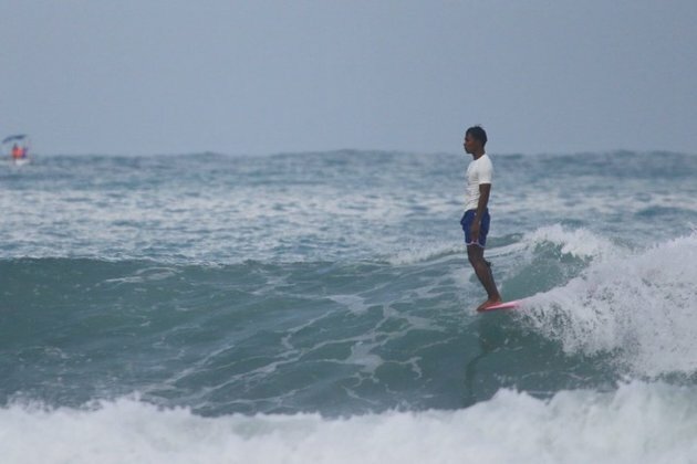 Filipino surfer chooses saving life over chance of winning gold