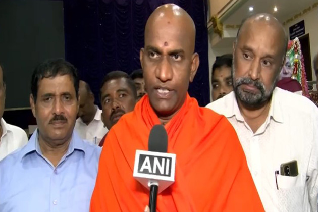 "Congress currently working to divide religion": Nischalananda Swami on Karnataka caste-census