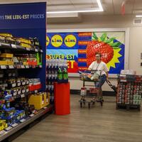 Feature: U.S. working poor struggle under pressure of economic "Kill Line"