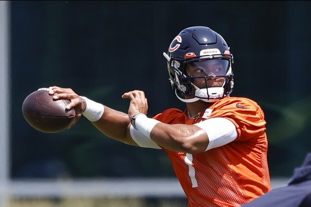 Report: Bears QB Justin Fields inks $18.8M rookie deal