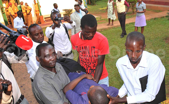 Abazirakisa nga basitudde Muloki okumuggya mu kkooti bamutwale mu ambulensi eyamututte mu ddwaliro. Abazirakisa nga basitudde Muloki okumuggya mu kkooti bamutwale mu ambulensi eyamututte mu ddwaliro.