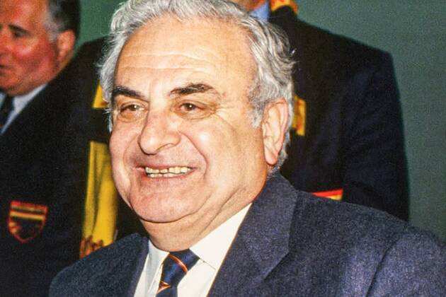 Footy world mourns Hall of Fame legend who changed two AFL teams forever