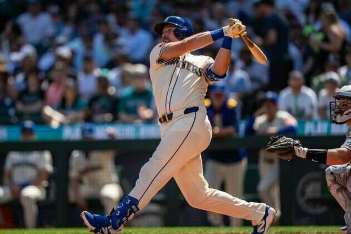 Cal Raleigh aims to power M's vs. Padres in showdown of contenders