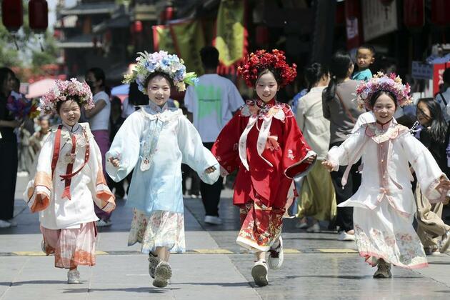 Update: May Day holiday travel boom highlights China's consumer vitality