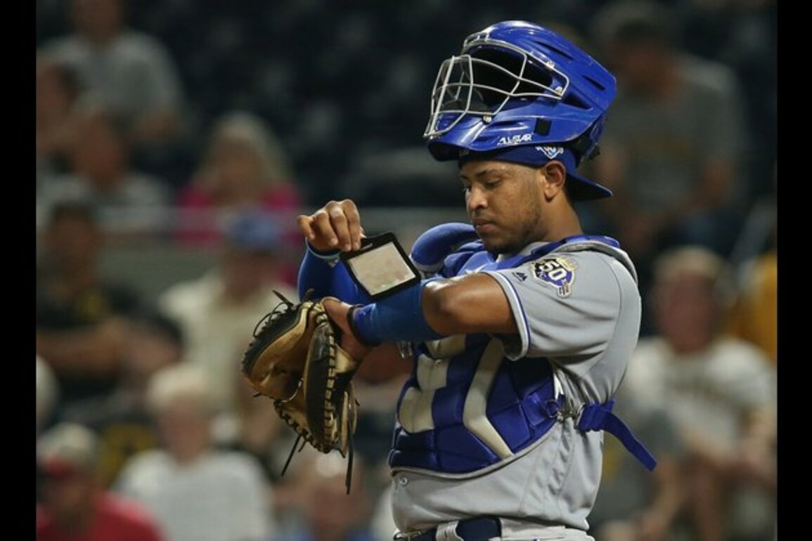 MLB to test pitch-calling device for catchers