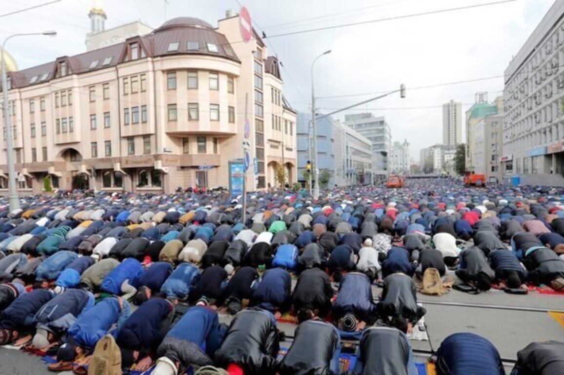 Anger In Russia Over Muslim Migrants Praying In Public