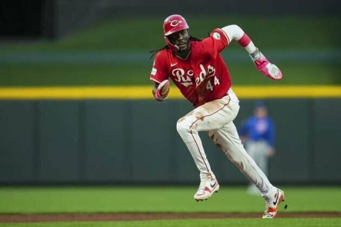 Reds use trio of homers to go one back of Mets, erase Cubs