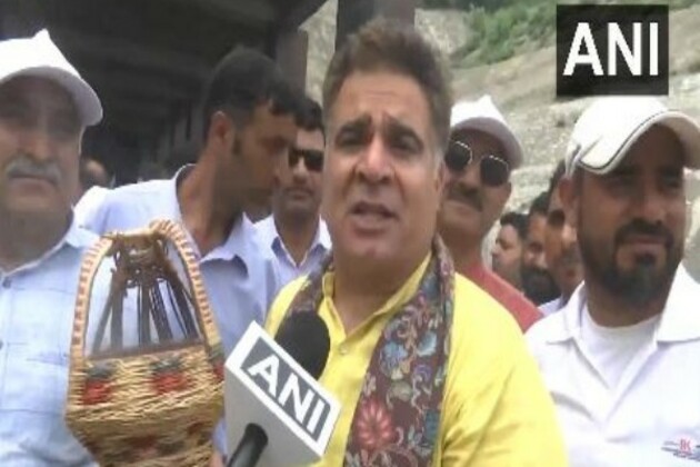 "Welcomed pilgrims in traditional way," BJP's Ravinder Raina after first batch of Amarnath Yatra pilgrims reaches Kulgam