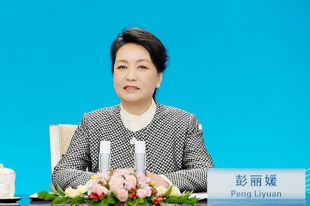 Peng Liyuan meets with DRC's first lady