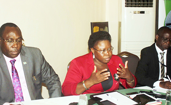 Minisita Moriku n'abakungu ba minisitule y'ebyobulamu ng'ayogera ku kuyonsa abaana Minisita Moriku n'abakungu ba minisitule y'ebyobulamu ng'ayogera ku kuyonsa abaana