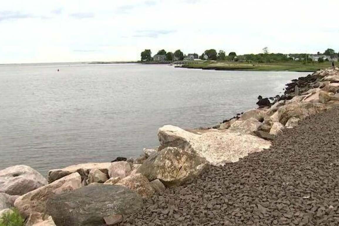 Small plane crashes into Long Island Sound, 2 people rescued, U.S. Coast Guard says - CBS New York