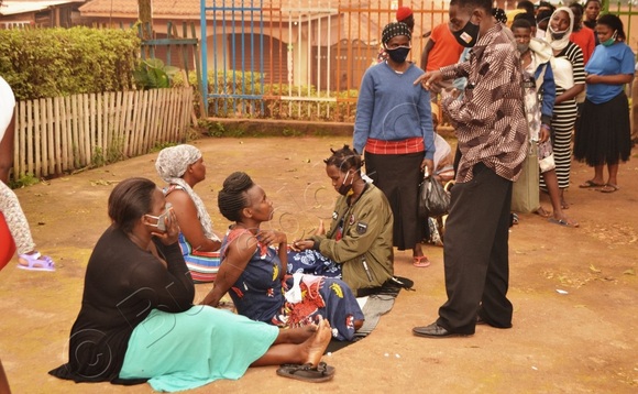 Ssentebe Andrew Kasatiiro ng'agezaako okunnyonnyola abaatafunye butimba. Ssentebe Andrew Kasatiiro ng'agezaako okunnyonnyola abaatafunye butimba.