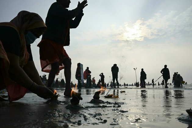 Indians take holy dip in Ganges River despite Covid tidal wave