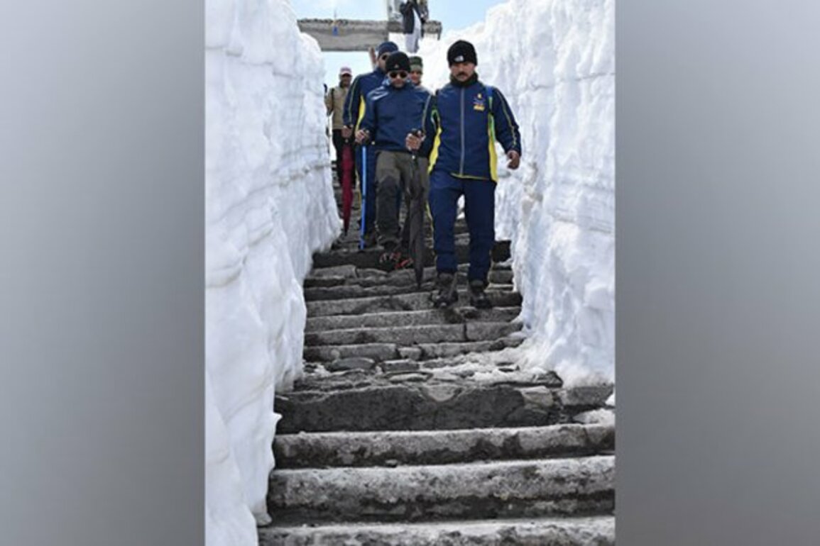 Uttarakhand: Chamoli DM walks for 18 Km, takes stock of preparations for Hemkund Sahib Yatra