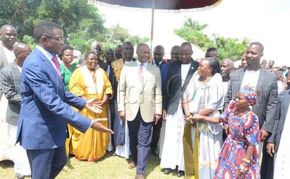 Katikkiro wa Buganda ow'ekitiibwa Charles Peter Mayiga ng'alambuza Ssaabasajja abakungu Katikkiro wa Buganda ow'ekitiibwa Charles Peter Mayiga ng'alambuza Ssaabasajja abakungu