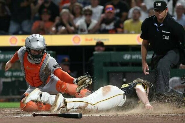 Pirates aim to maintain perfect record against Giants