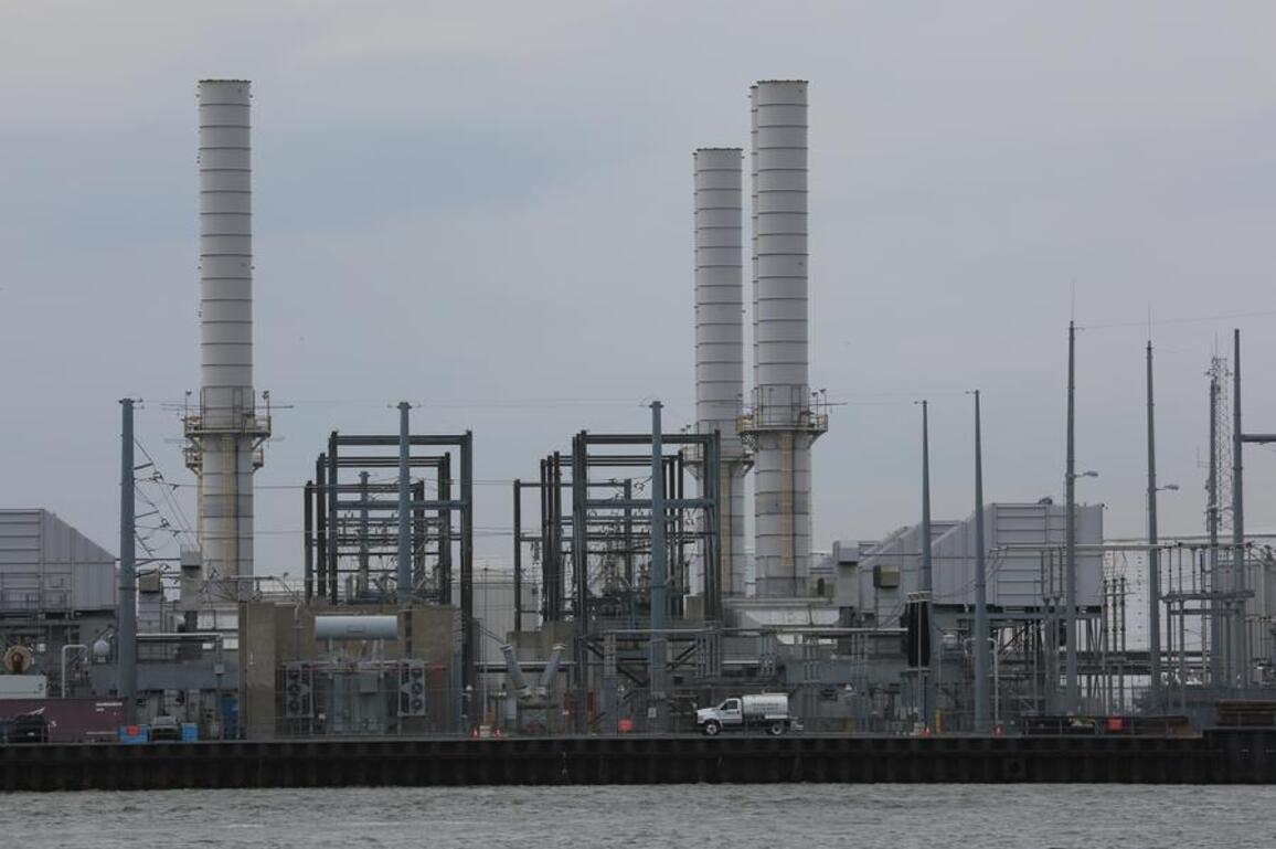 Economic Watch: U.S. economy grows 2 percent as headwinds abound