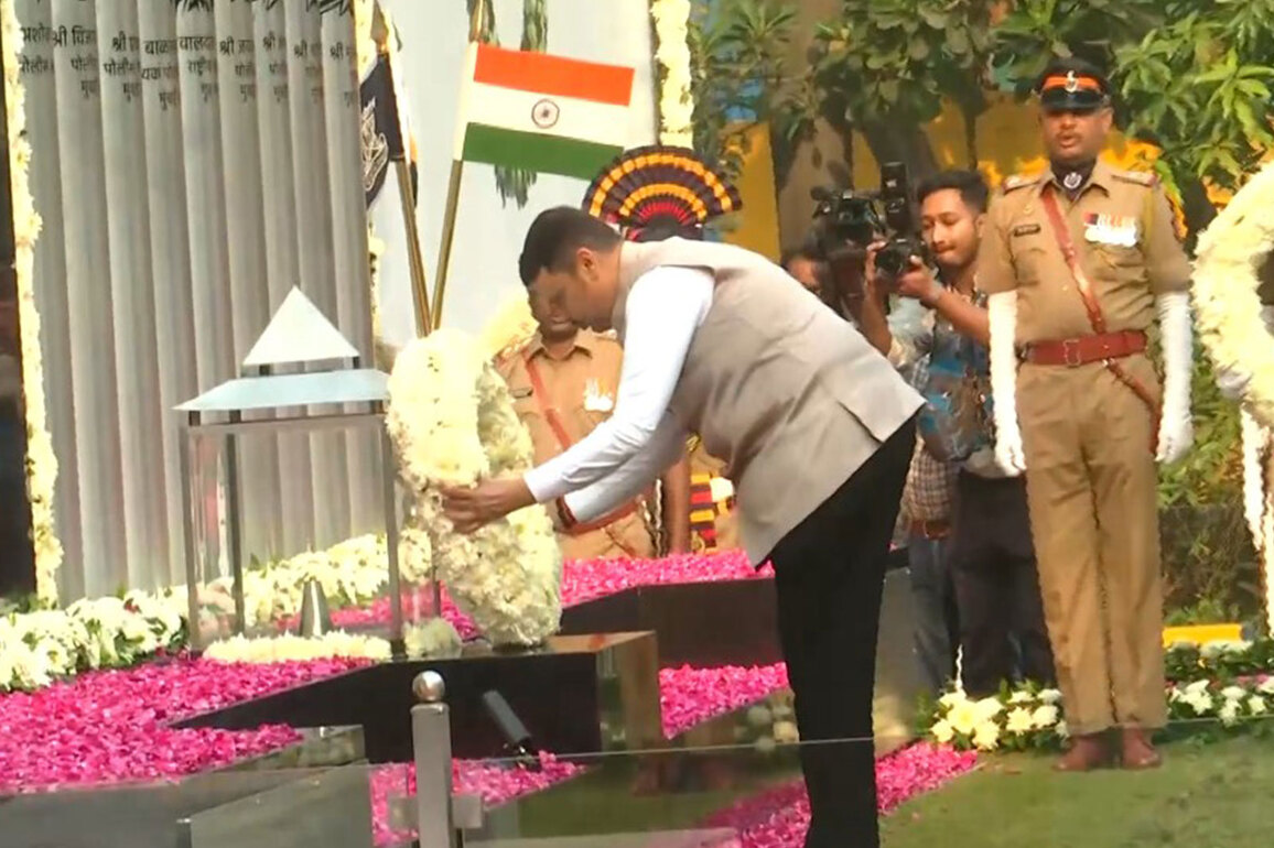 Maharashtra CM Devendra Fadnavis offers tribute to victims of 26/11 attacks