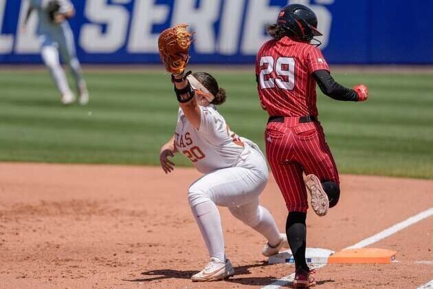 Katie Stewart's late blast propels Texas past Nebraska at WCWS