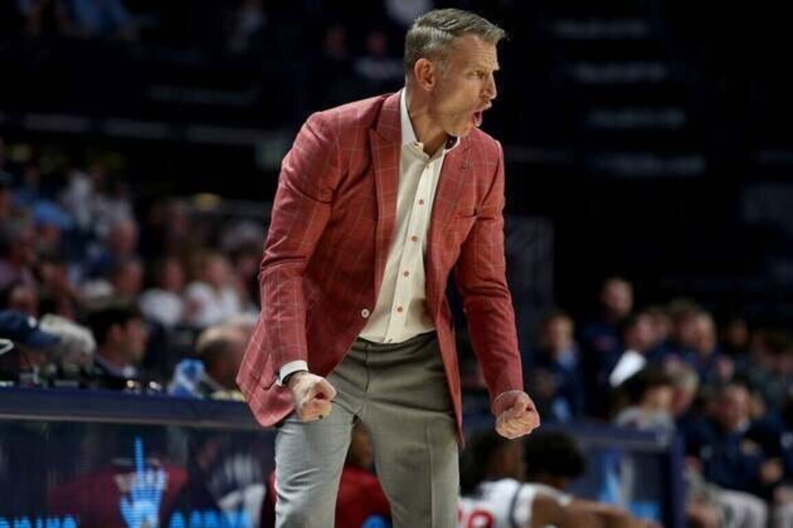 Led by Aden Holloway, Alabama tops South Carolina for 4th straight win