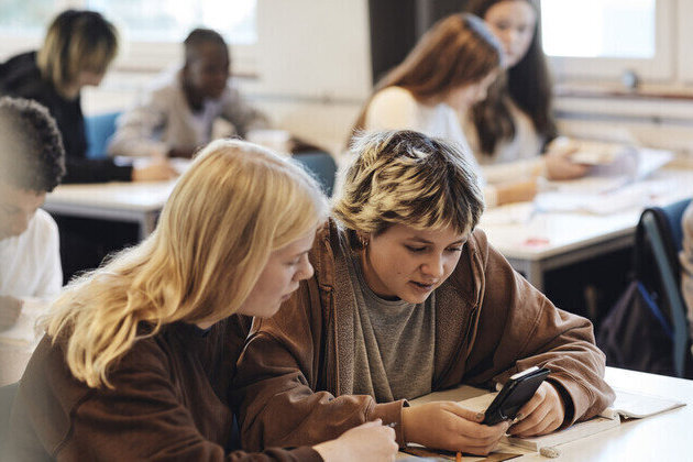 Its time to ban smartphones in schools