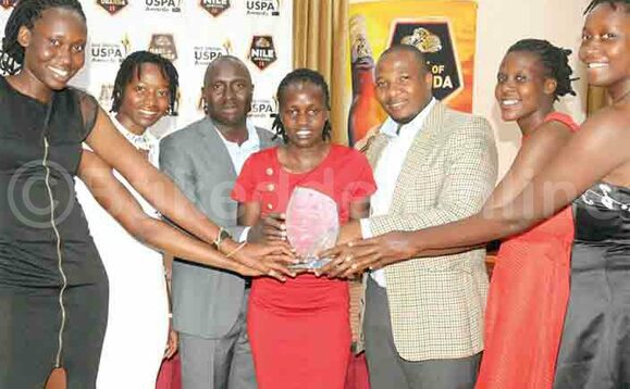 Abazannyi n'abatendesi baabwe nga bajaganya n'ekirabo kya USPA. Abazannyi n'abatendesi baabwe nga bajaganya n'ekirabo kya USPA.