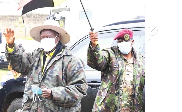 Pulezidenti Museveni ng’atuuka ku mukolo gw'okukuyega abakulembeze mu Mbale. Pulezidenti Museveni ng’atuuka ku mukolo gw'okukuyega abakulembeze mu Mbale.