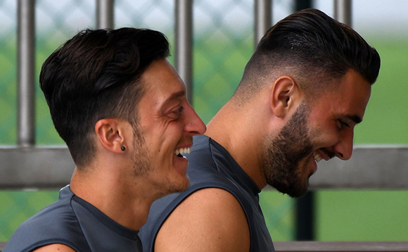 Mesut Ozil (ku kkono) ne Kolasinac bwe baali mu kutendekebwa kwa ttiimu. Mesut Ozil (ku kkono) ne Kolasinac bwe baali mu kutendekebwa kwa ttiimu.