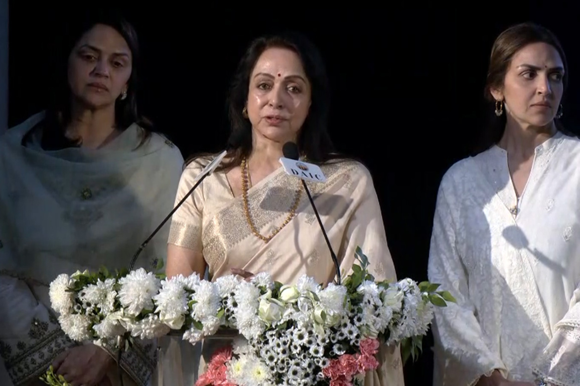 "But Woh Kaam Adhura Reh Gaya...": Hema Malini opens about her love for Dharmendra, his unfinished dreams at his prayer meet
