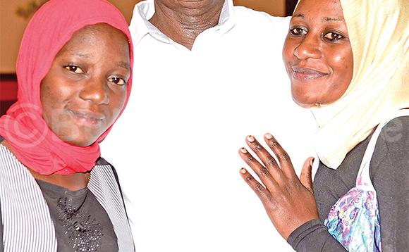 Museveni ne Shamusa Nakasujja (ku kkono) eyamattuse abatemu ng’ali ne muganda we Amina Nakitto. Museveni ne Shamusa Nakasujja (ku kkono) eyamattuse abatemu ng’ali ne muganda we Amina Nakitto.