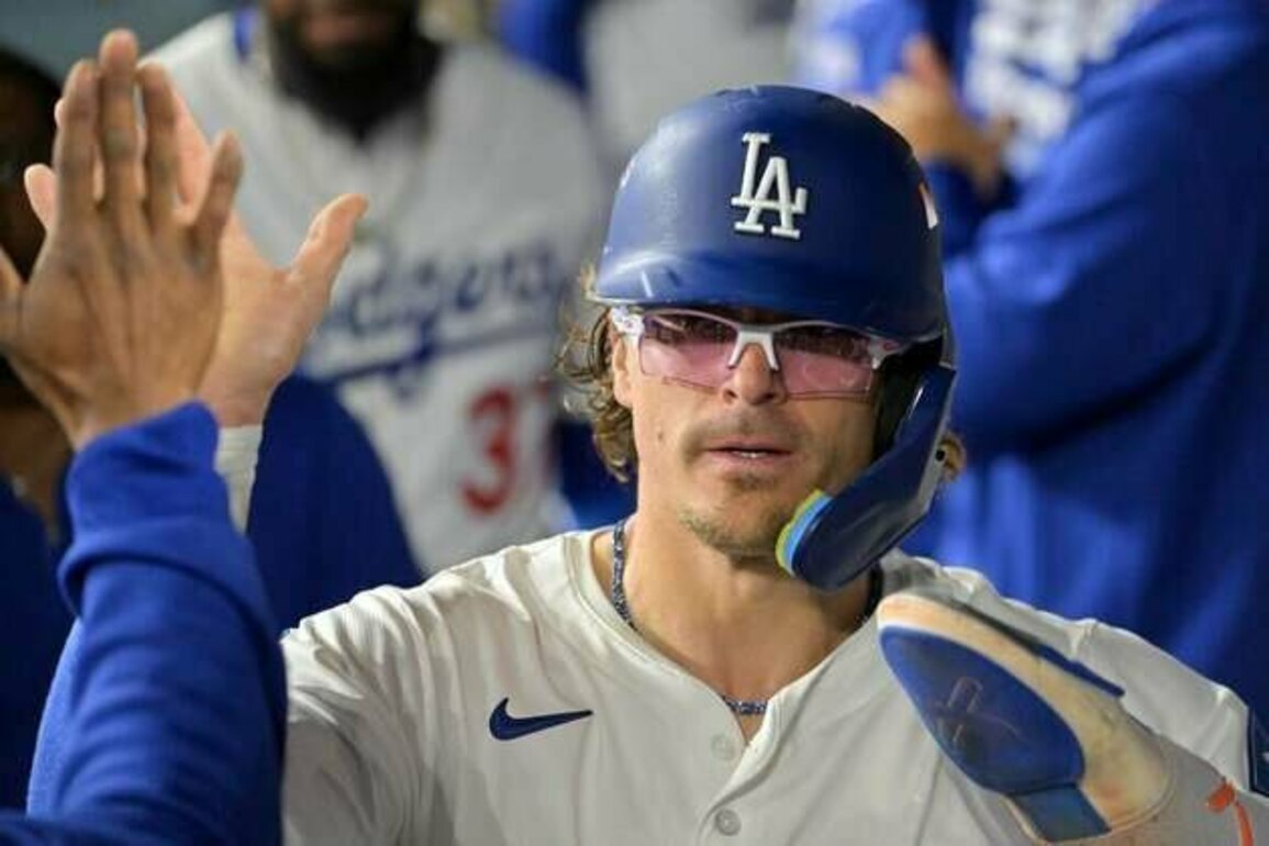Mookie Betts' 4-hit night sends Dodgers past Reds, into NLDS