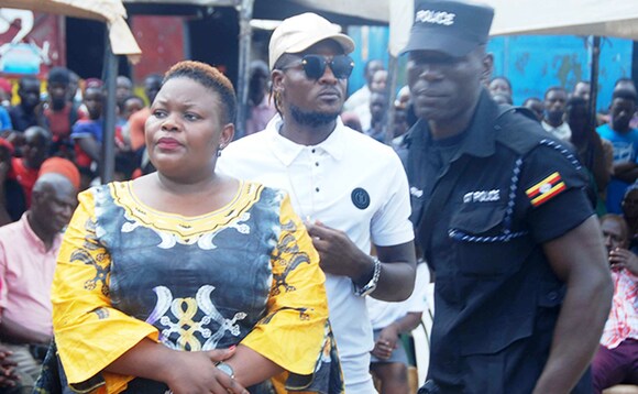 Kusasira ng'awuliriza ebizibu by'abakolera mu lufula y'oku Kaleerwe. Mu mugongo gwe ye DJ Michael. Kusasira ng'awuliriza ebizibu by'abakolera mu lufula y'oku Kaleerwe. Mu mugongo gwe ye DJ Michael.