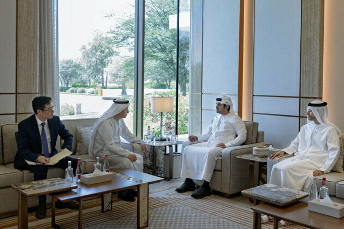 Maktoum bin Mohammed meets with China's Ambassador to UAE