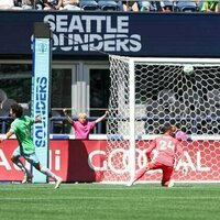 Sounders, Crew play to 1-1 draw; Stefan Frei (head) carried off