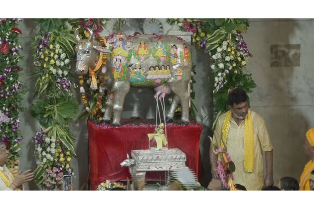 Janmashtami celebrated with midnight prayers, aarti and festivities across country