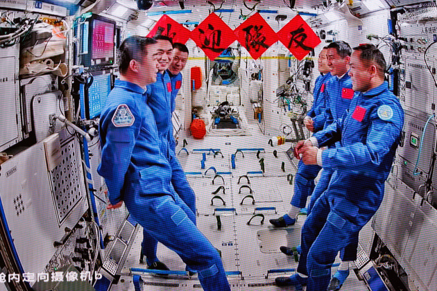 FOCUS | Shenzhou-21 astronauts enter space station