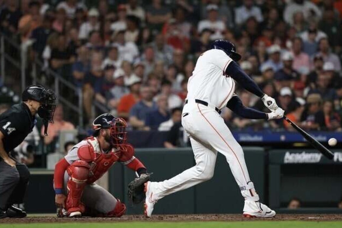 Astros down Red Sox for 4th straight win after 0-2 start