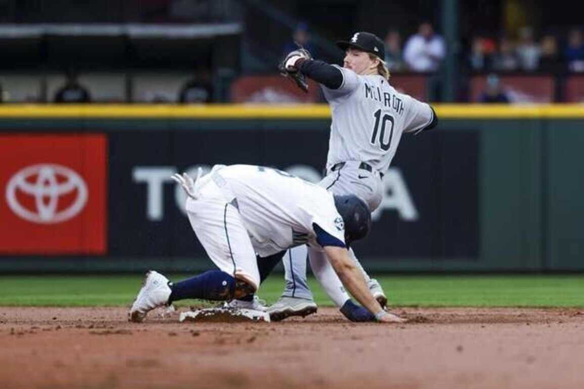 White Sox score 2 runs in 9th inning to rally past Mariners