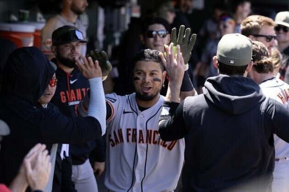 Giants use 8-run 8th to blow open rubber match vs. Athletics